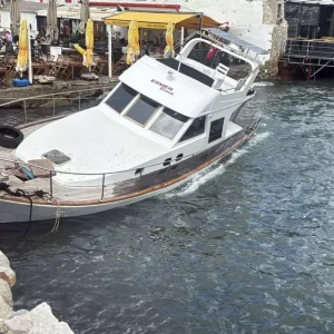 Bodrumda Kuvvetli Ruzgar Tekneyi Karaya Vurdu