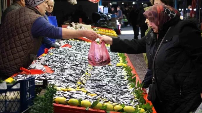 Boluda Hamsi Fiyati 250 Liradan 150 Liraya Dustu