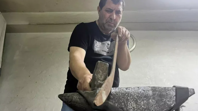 Bursada El Yapimi Kilic Gelenegi Yasatiliyor