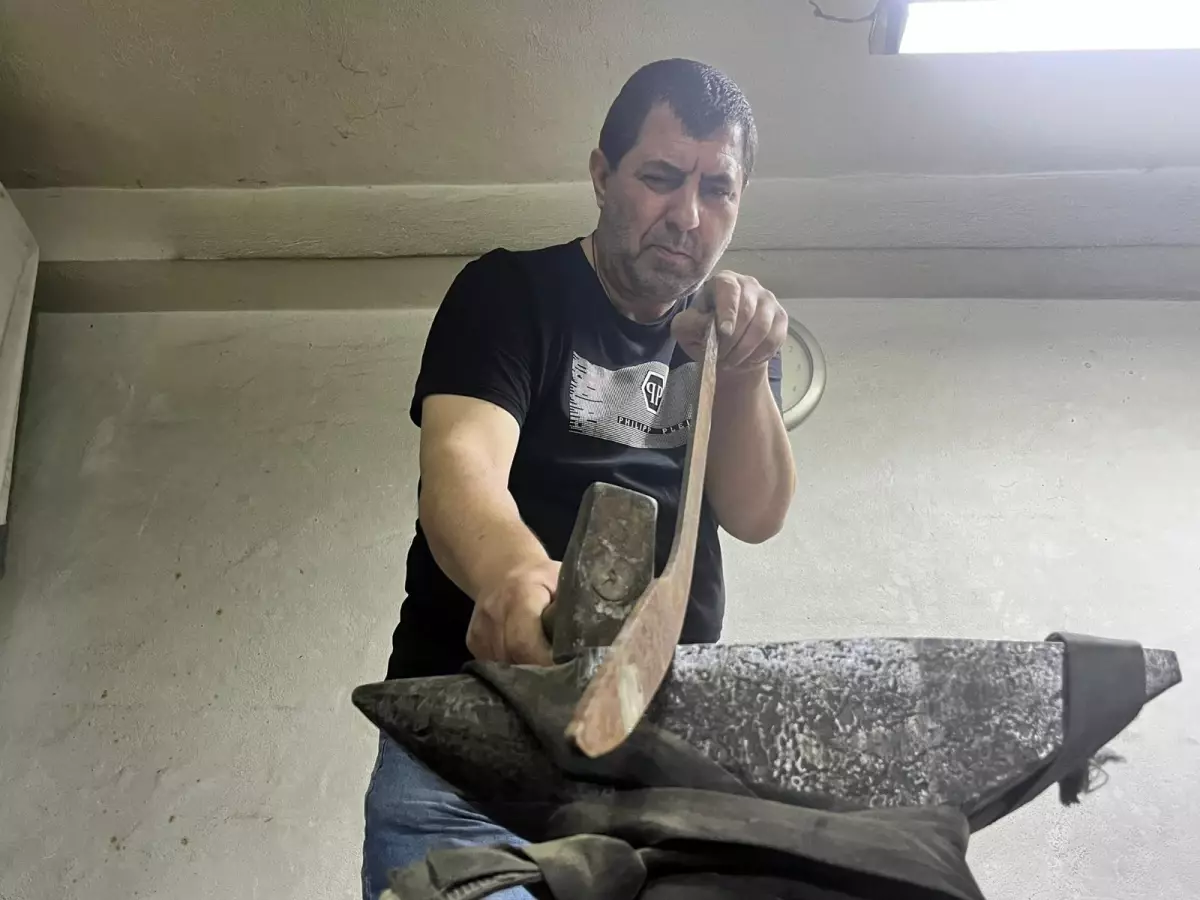 Bursada El Yapimi Kilic Gelenegi Yasatiliyor