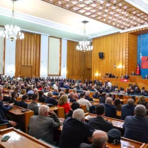 CHP Lideri Ozel Kimse Kibrisi Turkiyenin arka bahcesi gormesin