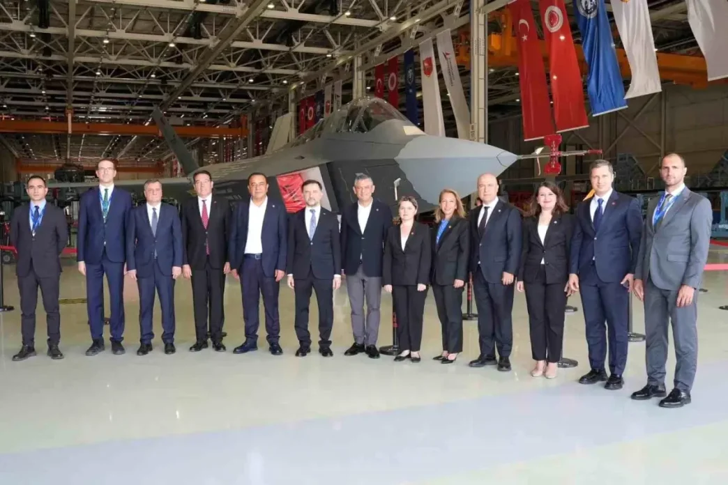 CHP Lideri Ozgur Ozel Milli Muharip Ucak KAANi Ziyaret Etti