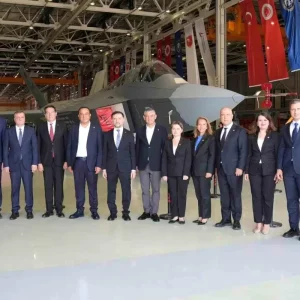 CHP Lideri Ozgur Ozel Milli Muharip Ucak KAANi Ziyaret Etti