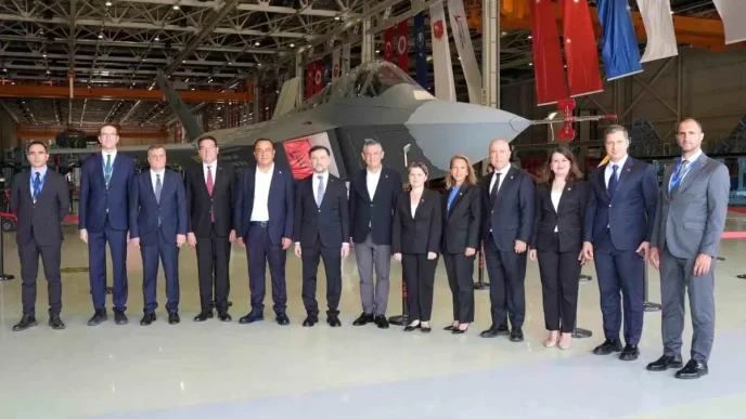 CHP Lideri Ozgur Ozel Milli Muharip Ucak KAANi Ziyaret Etti