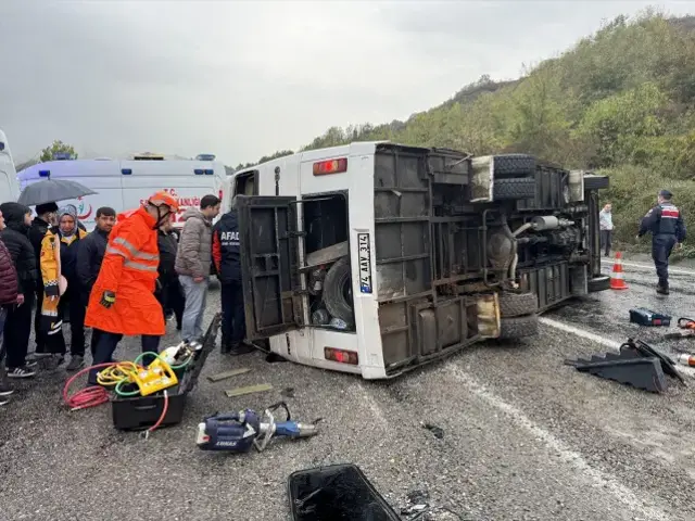 Can pazarı! İşçi servisi devrildi, ölü ve yaralılar var 3 Can pazarı! İşçi servisi devrildi, ölü ve yaralılar var