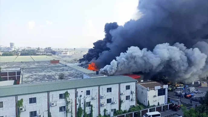 Dakka Havalimaninda Kargo Bolumunde Yangin Cikti