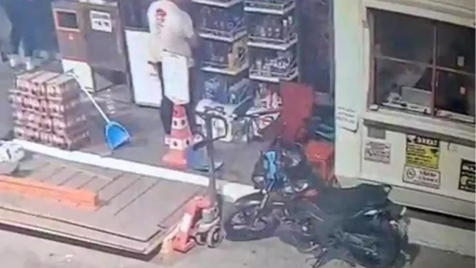 Denizli'de Akaryakıt İstasyonunda Hırsızlık Anları Güvenlik Kamerasında 4 Denizlide Akaryakit Istasyonunda Hirsizlik Anlari Guvenlik Kamerasinda