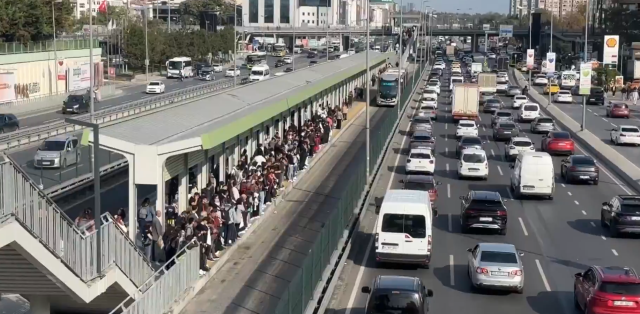 Deprem sonrası büyük panik! Aracını alan trafiğe çıktı