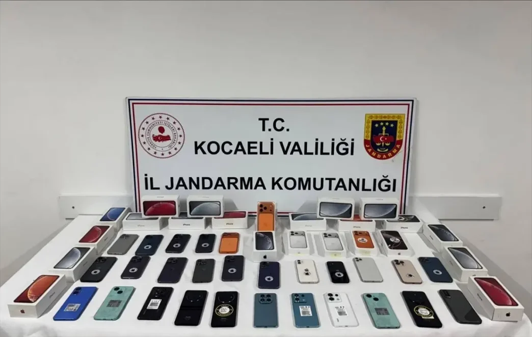 Dilovasinda 50 Kacak Cep Telefonu Ele Gecirildi