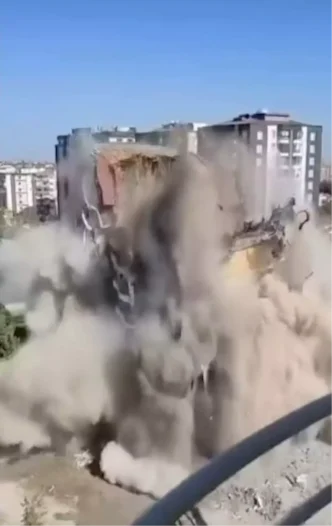 Diyarbakirda Yikim Sirasinda 11 Katli Bina Coktu
