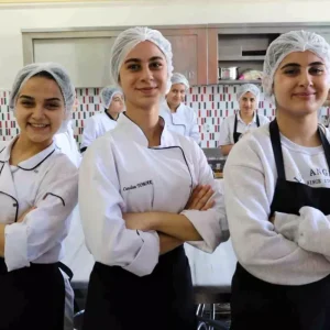 Diyarbakirdaki Kiz Meslek Lisesi Ogrencilerini Sef Olarak Yetistiriyor