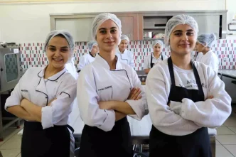 Diyarbakirdaki Kiz Meslek Lisesi Ogrencilerini Sef Olarak Yetistiriyor