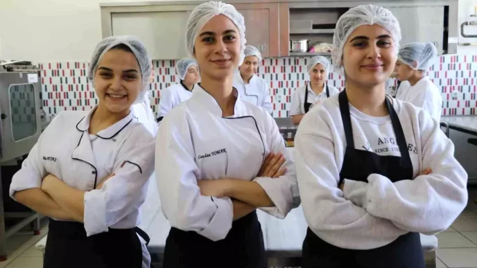 Diyarbakirdaki Kiz Meslek Lisesi Ogrencilerini Sef Olarak Yetistiriyor