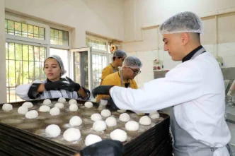 Diyarbakır'daki meslek liseleri fabrika gibi çalışıyor: Geçen yılki ciro 230 milyon lira 12 Diyarbakirdaki meslek liseleri fabrika gibi calisiyor Gecen yilki ciro 230