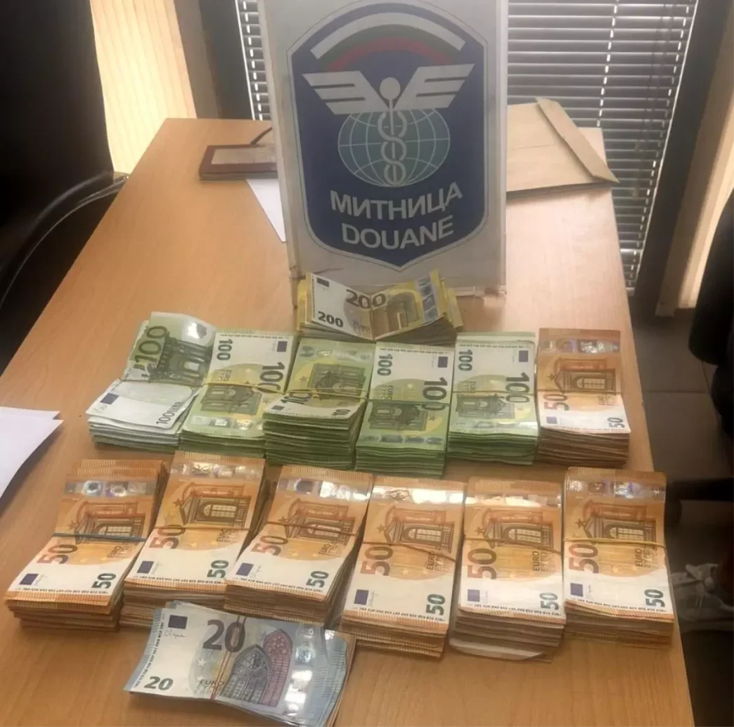 Edirne Kapikulede Kamyonda 101 Bin Euro Ele Gecirildi