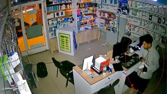 Elazigda Telefon Bayisinde 70 Bin TLlik Hirsizlik