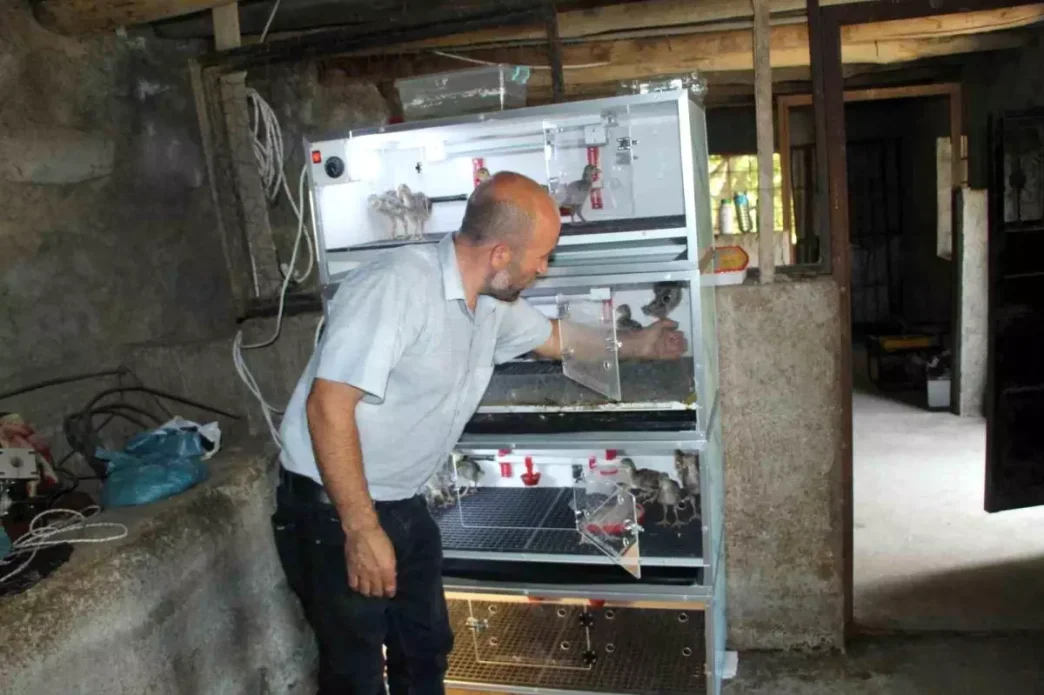 Engelli Cocuklarina ve Ailesine Destek Olmak Icin Tavuk Ciftligi Kurdu