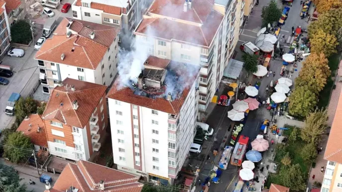 Eskisehirde Semt Pazarinda Cati Yangini