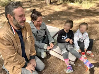 Evsiz Aile Ormanda Yasamak Zorunda Kaliyor
