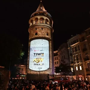 Galata Kulesinde Artirilmis Gerceklik Gosterisi