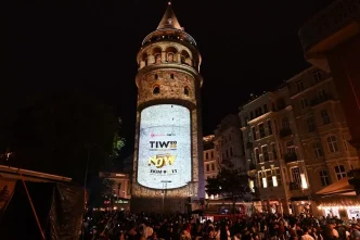 Galata Kulesinde Artirilmis Gerceklik Gosterisi