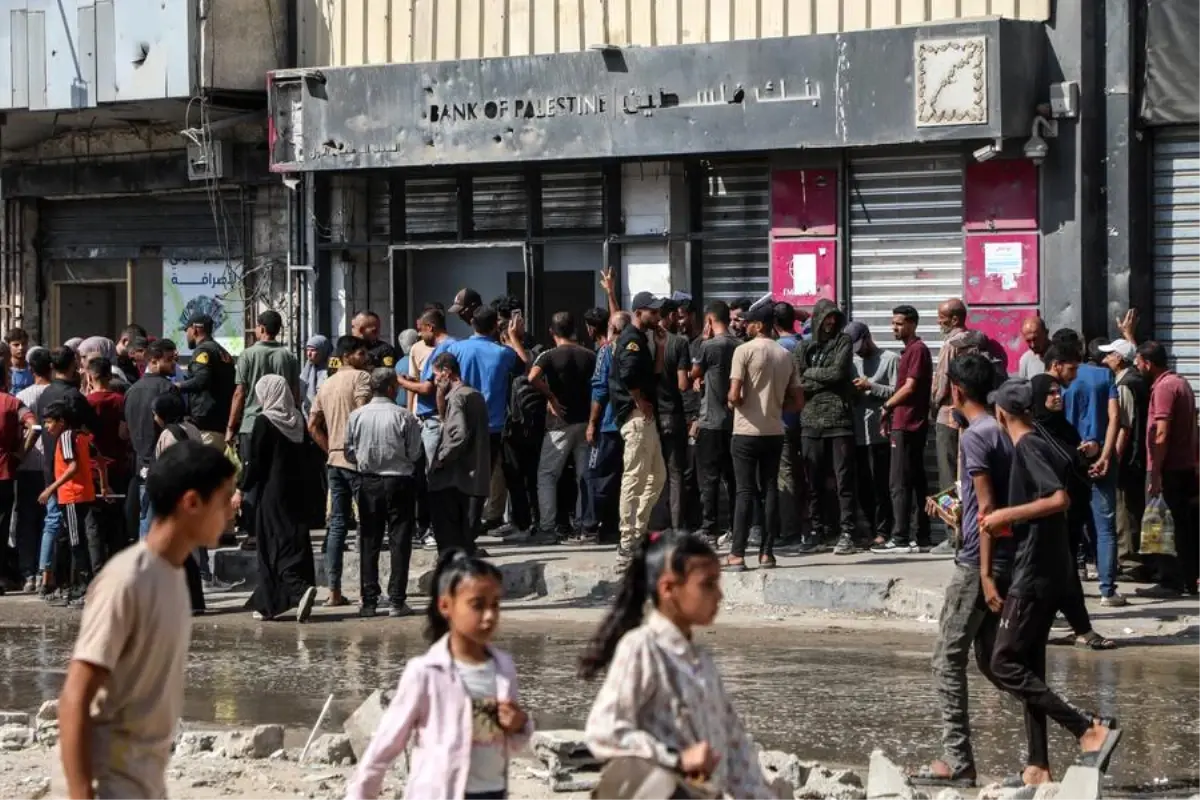 Gazzede Bankalar Yeniden Faaliyete Gecti Ancak Nakit Sorunu Devam Ediyor