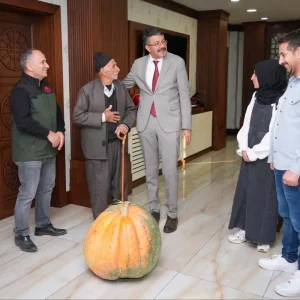 Hakkaride 505 Kilogram Agirliginda Bal Kabagi Yetistirildi