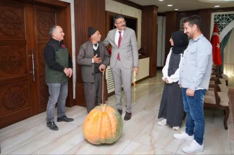 Hakkaride 505 Kilogram Agirliginda Bal Kabagi Yetistirildi