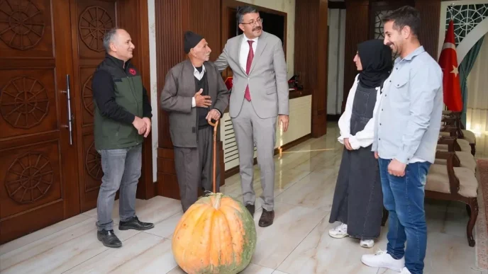 Hakkaride 505 Kilogram Agirliginda Bal Kabagi Yetistirildi
