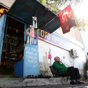 Hasan Aydin 45 Yildir Ayakkabi Boyaciligi Yapiyor