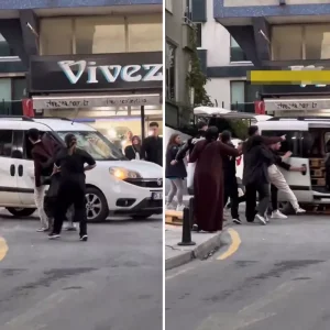 Icinde cocugun da bulundugu otomobile vahsice saldirdilar