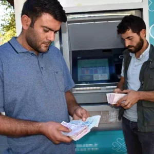 Iki Genc Bulduklari 37 Bin TLyi Sahibine Ulastirmak Icin Polis