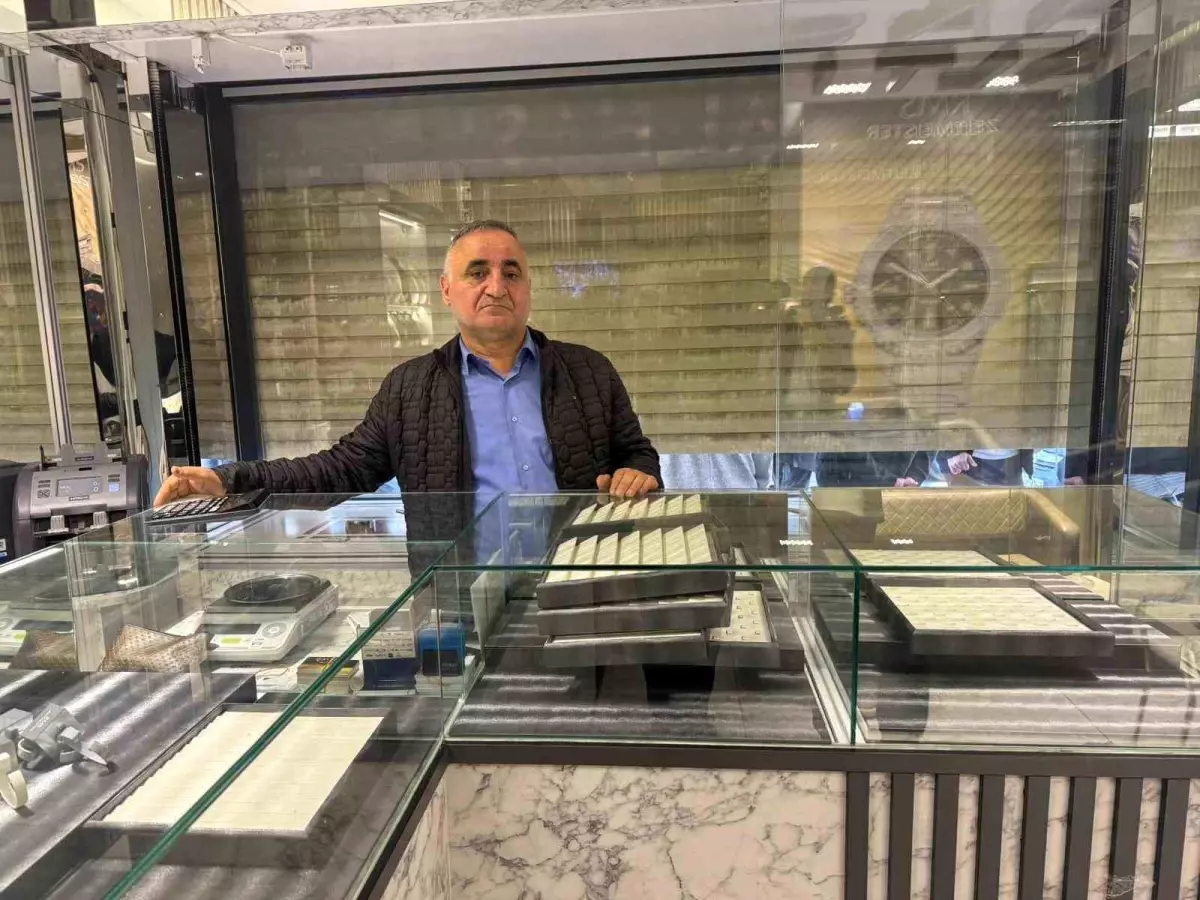 Istanbulda Kuyumcu Soygunu 1 Dakikada 15 Milyon Liralik Altin Calindi