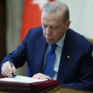 Kabine toplaniyor Egitim suresinin kisaltilmasi dahil 4 konu var masada