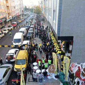 Kartaldaki Magaza Acilisinda Indirim Kusturmasi
