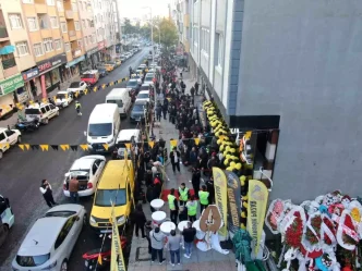 Kartaldaki Magaza Acilisinda Indirim Kusturmasi