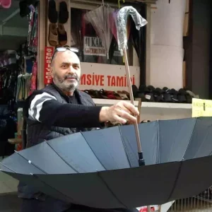 Kocaelinin Tek Semsiye Tamircisi Yagmur Yagarsa Hatirlaniyoruz