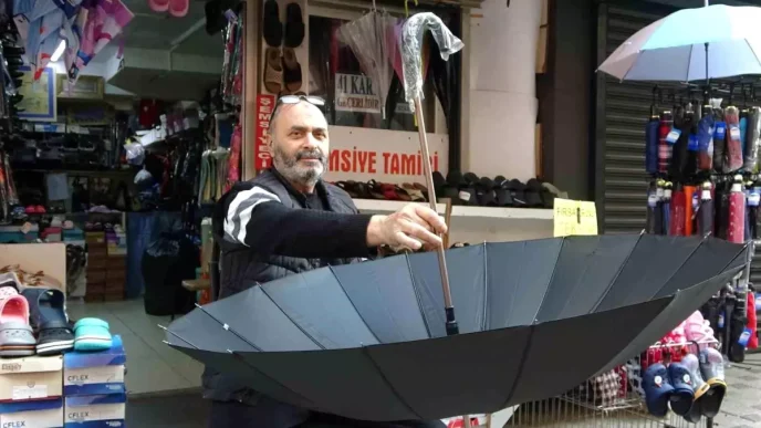 Kocaelinin Tek Semsiye Tamircisi Yagmur Yagarsa Hatirlaniyoruz