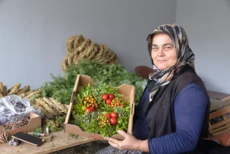 Köylü kadınlardan Avrupa'ya 1 milyon Noel çelengi 12 Koylu kadinlardan Avrupaya 1 milyon Noel celengi