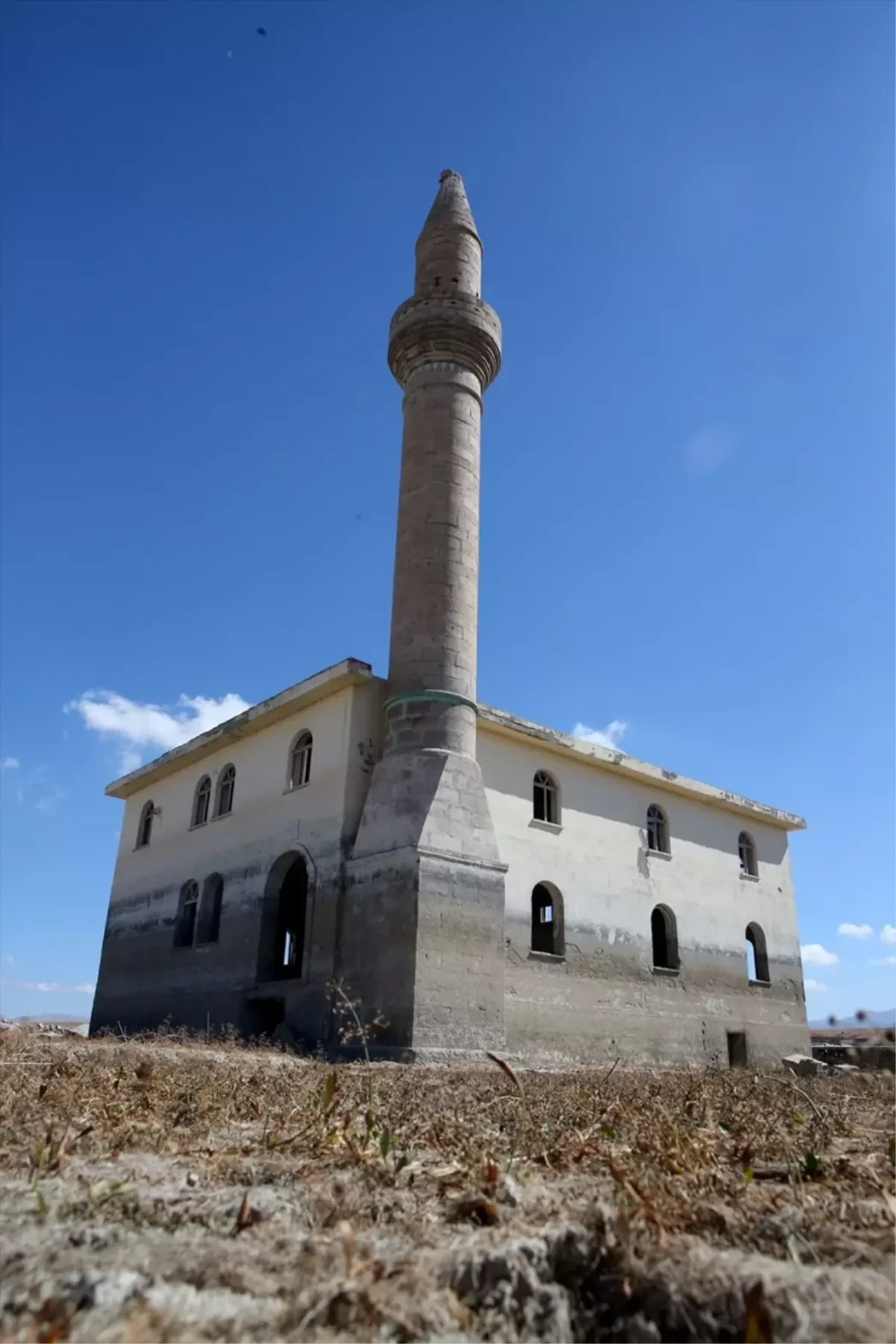 Kuraklik Nedeniyle Eski Yerlesim Yerleri Ortaya Cikti