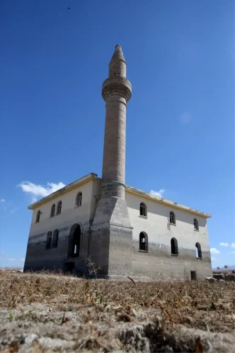 Kuraklik Nedeniyle Eski Yerlesim Yerleri Ortaya Cikti