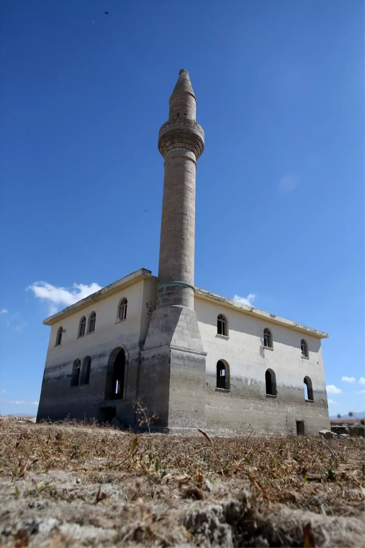 Kuraklik Nedeniyle Eski Yerlesim Yerleri Ortaya Cikti