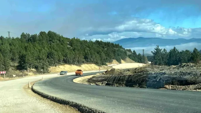 Kutahyada Tavsanli Domanic Devlet Yolu Calismalari Hizla Devam Ediyor