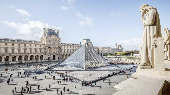 Louvre Müzesi'nden Çalınan Mücevherler Fransa Bankası'na Taşındı 12 Louvre Muzesinden Calinan Mucevherler Fransa Bankasina Tasindi