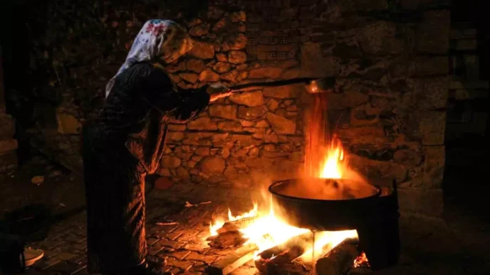 Manisada Gunesli Mahallesinde Pekmez Yapiminda Yogun Mesai