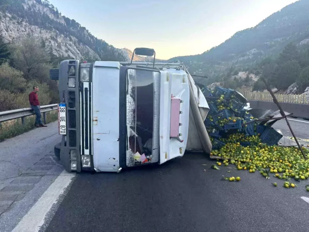 Mersin Tarsusta Narenciye Yuklu Kamyon Devrildi
