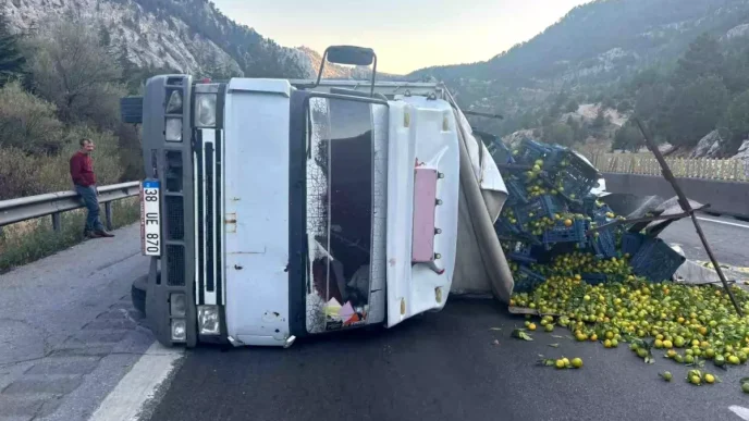 Mersin Tarsusta Narenciye Yuklu Kamyon Devrildi