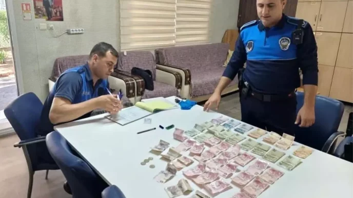 Mersinde Dilencilik Yapan Kadin Zabita Tarafindan Yakalandi