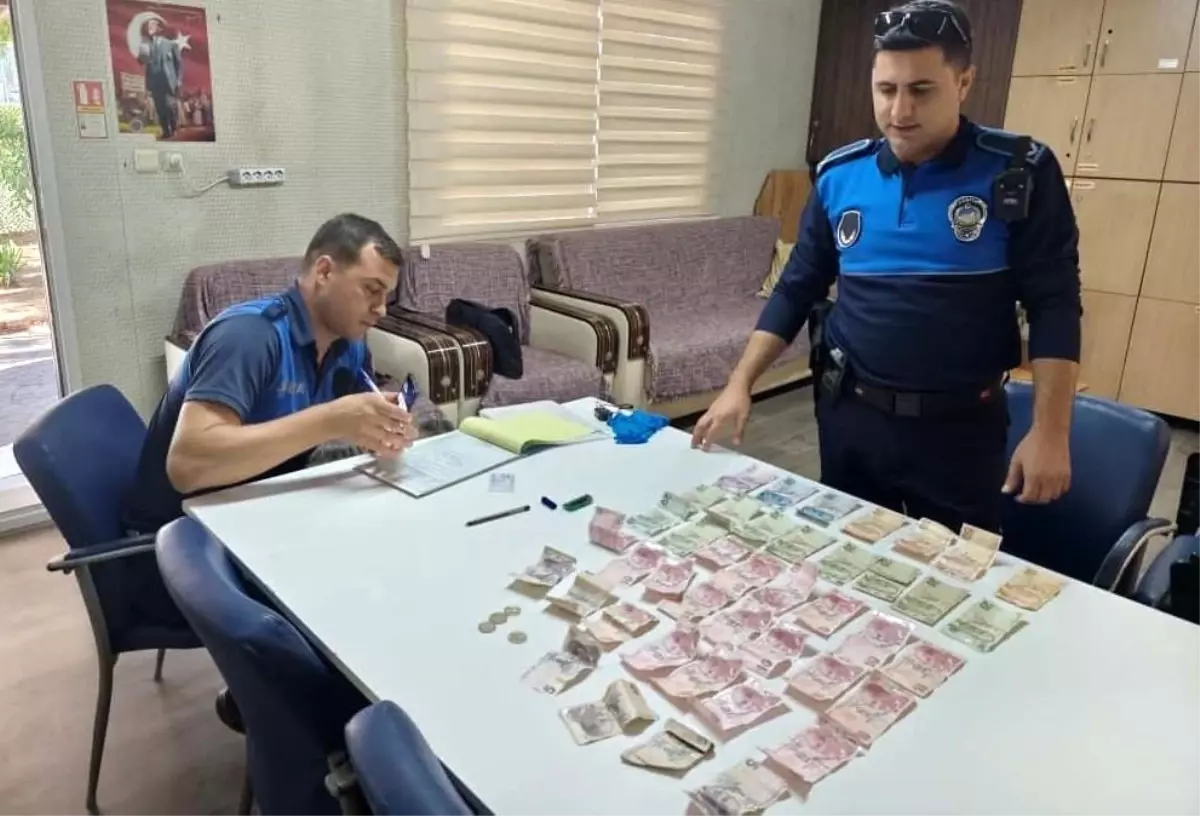 Mersinde Dilencilik Yapan Kadin Zabita Tarafindan Yakalandi