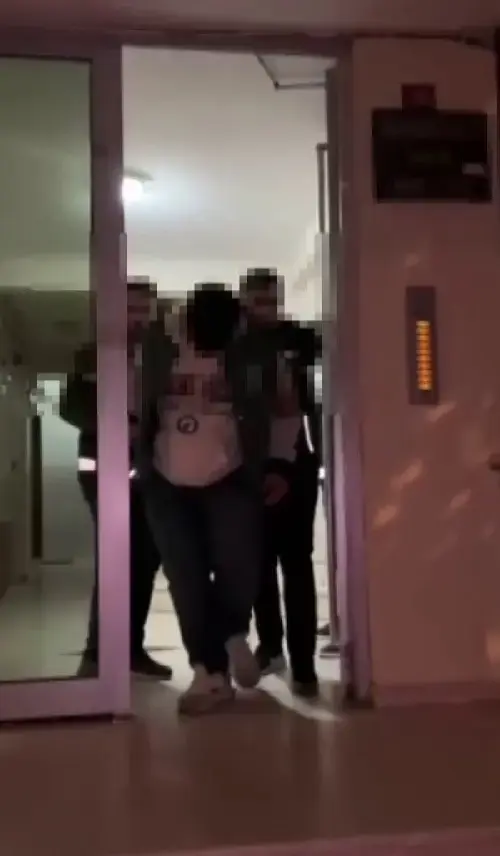Metroda yolculara oyuncak tüfek doğrultan genç gözaltına alındı